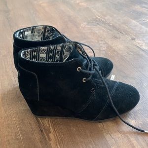 Toms Black Seude Wedge Heel Booties